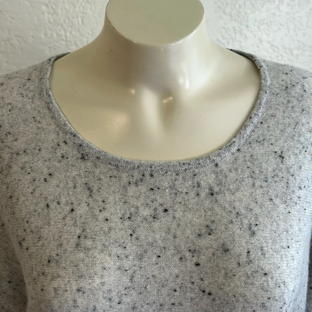TAHARI 100% 2 ply cashmere marled scoop neck sweater sz MED NWT